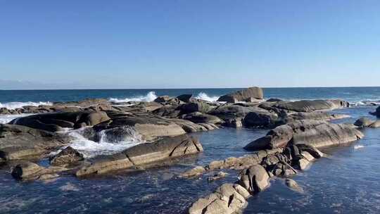 蔚蓝大海海浪岩石