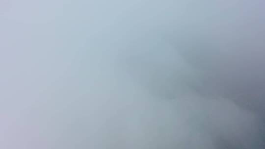 大山山涧里从云雾里穿出飞往山中村庄视频素材模板下载