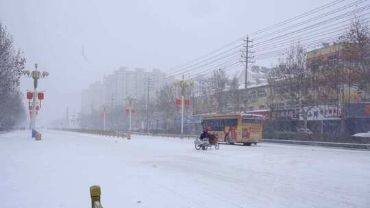 4k北方城市下大雪的马路上的行人