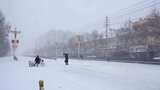 4k北方城市下大雪的马路上的行人高清在线视频素材下载