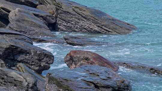 海浪海水冲刷拍打海滩礁石