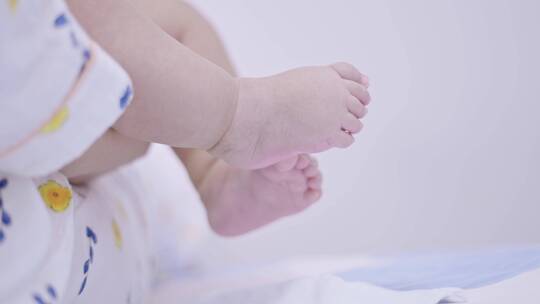 婴儿小脚特写 抱着婴儿小脚特写 蹬腿