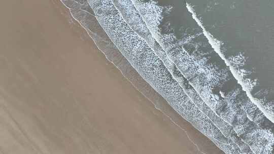 俯拍大海阴天大海航拍海洋海水海岸线海滩