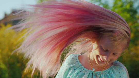 女孩甩动她的粉色长发