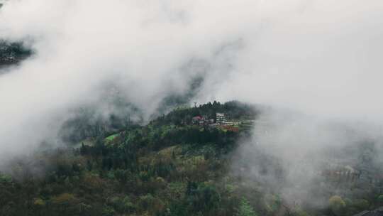 恩施大峡谷山间云雾风光