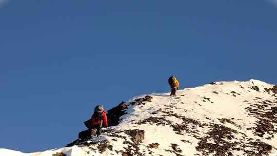 攀登四川岷山山脉主峰雪宝顶雪峰的登山队