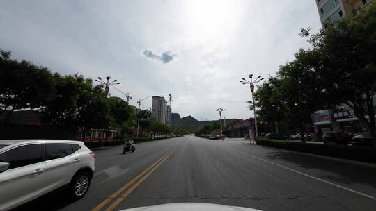 开车视角行驶在公路上  沿途风景