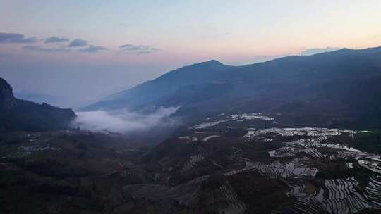 云南哈尼族元阳梯田多依树景区日出清晨航拍