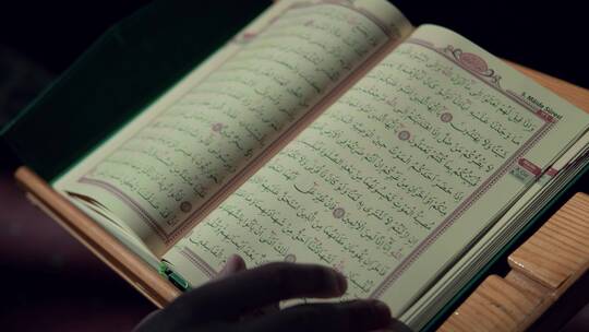 男子在清真寺阅读古兰经