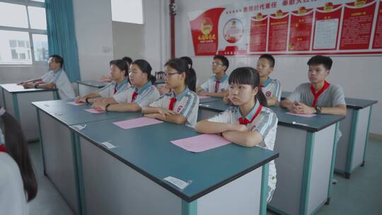 中学生视频课堂上戴红领巾朗读的学生