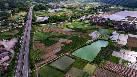 高速公路穿过村庄稻田航拍