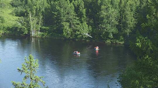 大兴安岭游客在河流乘坐橡皮船漂流