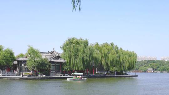 山东济南大明湖公园景区湖面景色与游船游客