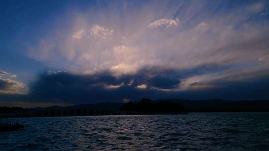 湖面夕阳落山流云时光流逝延时摄影