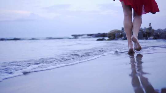 4K 实拍红衣女孩赤脚沿着海边走视频素材模板下载