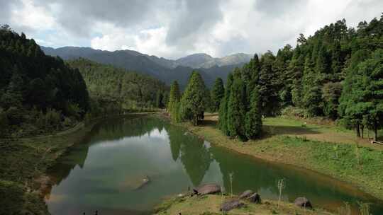 信宜钱排鹿湖顶航拍，高山湖泊，森林大山