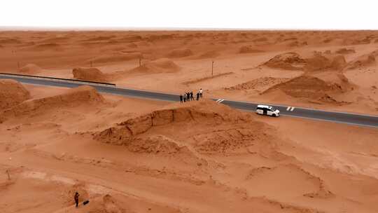 西北戈壁雅丹火星公路航拍视频素材模板下载