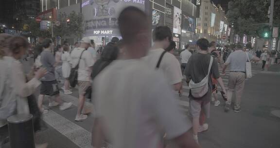 上海夜景人流南京东路过马路8K灰片原素材2
