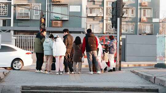 行人过马路夕阳朝阳下交通车辆行驶