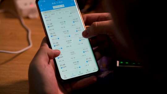 一个人在使用手机进行火车订票12秒实拍视频