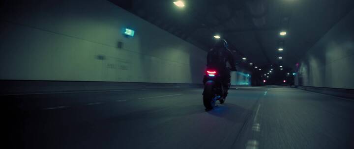 夜间道路上行驶的摩托车手