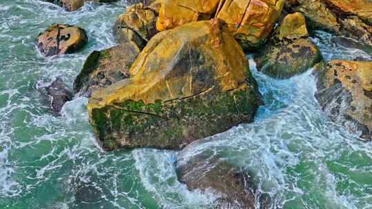 海浪拍打礁石自然风光