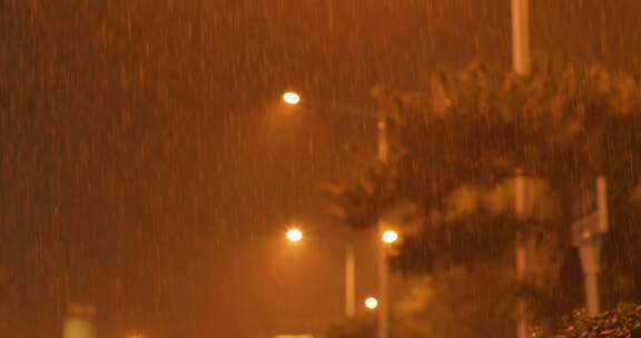 夜晚下雨雨景