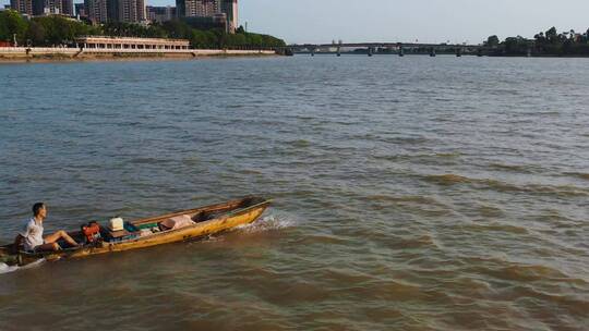 4k广东东江河面上的一页小船江河视频