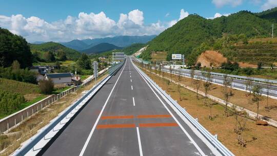 公路建设视频准备通车的云南山区高速公路