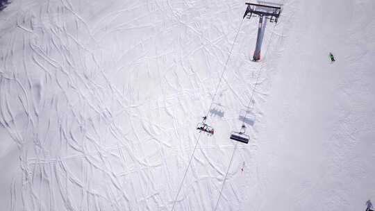 滑雪椅升降机的鸟瞰图。滑雪场交通人员很少。滑雪者和单板滑雪