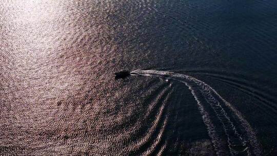 空中俯瞰岩石海岸边的碧绿海水