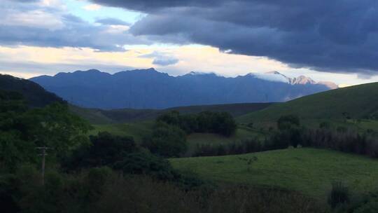 白云蓝天下美丽的大山风景