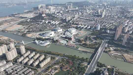 城市高空俯瞰繁华市区与河流景观