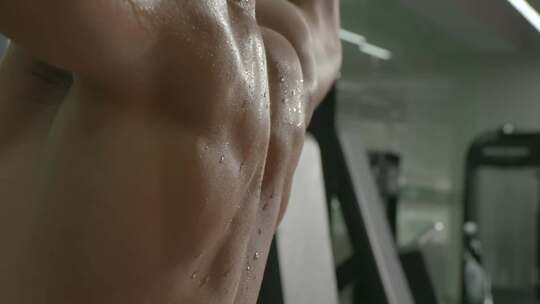 健身房运动员挥汗如雨刻苦训练减肥强壮腹肌