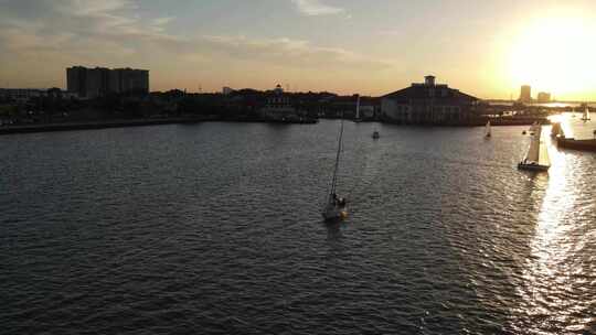 美国路易斯安那州新奥尔良的帆船，船上的人在黄昏享受庞恰特雷恩湖。-