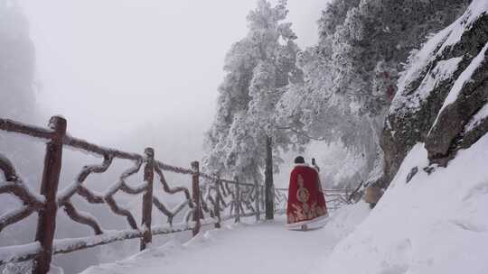 大雪中景区旅游的汉服游客