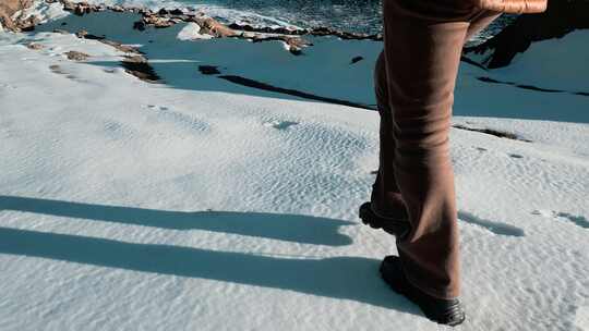 冬季西藏雪地脚印踏雪行走