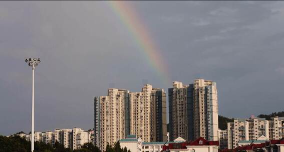 雨后彩虹晚霞倒映水波