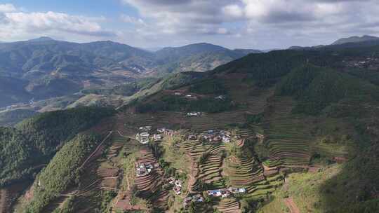 四川大凉山山区乡村景色蓝天白云