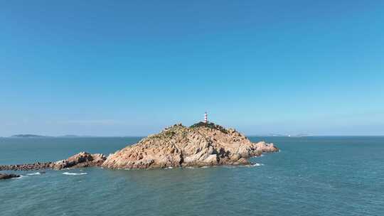 大海岛屿航拍灯塔风车岛指引灯海洋碧海蓝天