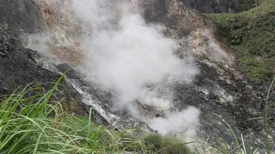 烟雾从山上冒出 