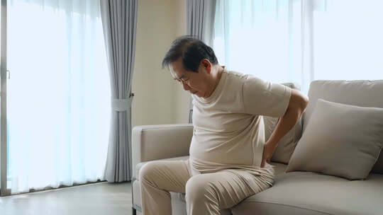 中老年男性腰痛表现