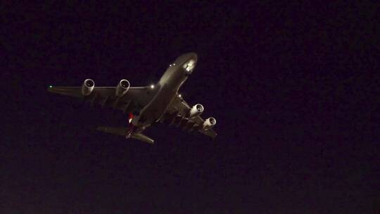 飞机夜间着陆特写视频素材模板下载