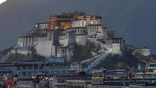 西藏拉萨布达拉宫地标宫殿日落灯光车流延时视频素材模板下载