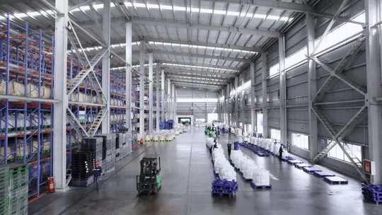 仓库内货物堆放及叉车作业场景