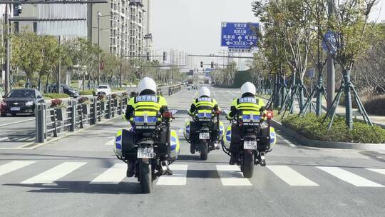 交警驾驶警用摩托在城市道路上巡逻