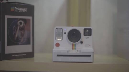 宝丽来拍立得出片瞬间 Polaroid one step+视频素材模板下载