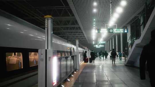 郑州东站站台上