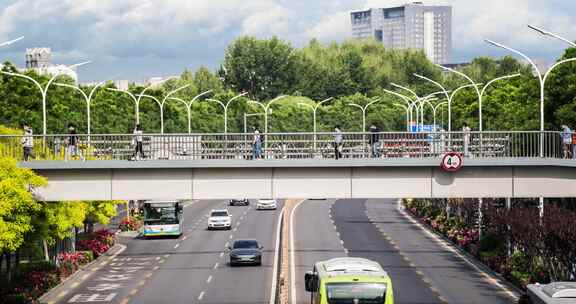 北京都市早高峰通勤车流人流地铁立体交通