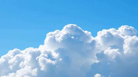 蓝天中蓬松白云画面